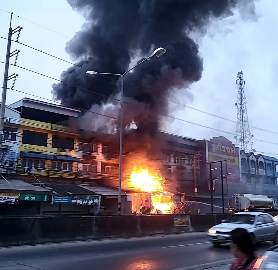 "ไฟไหม้" อาคารพาณิชย์ ใกล้ตลาดระแหง จ.ปทุมธานี เกิดเสียงระเบิดดังสนั่น