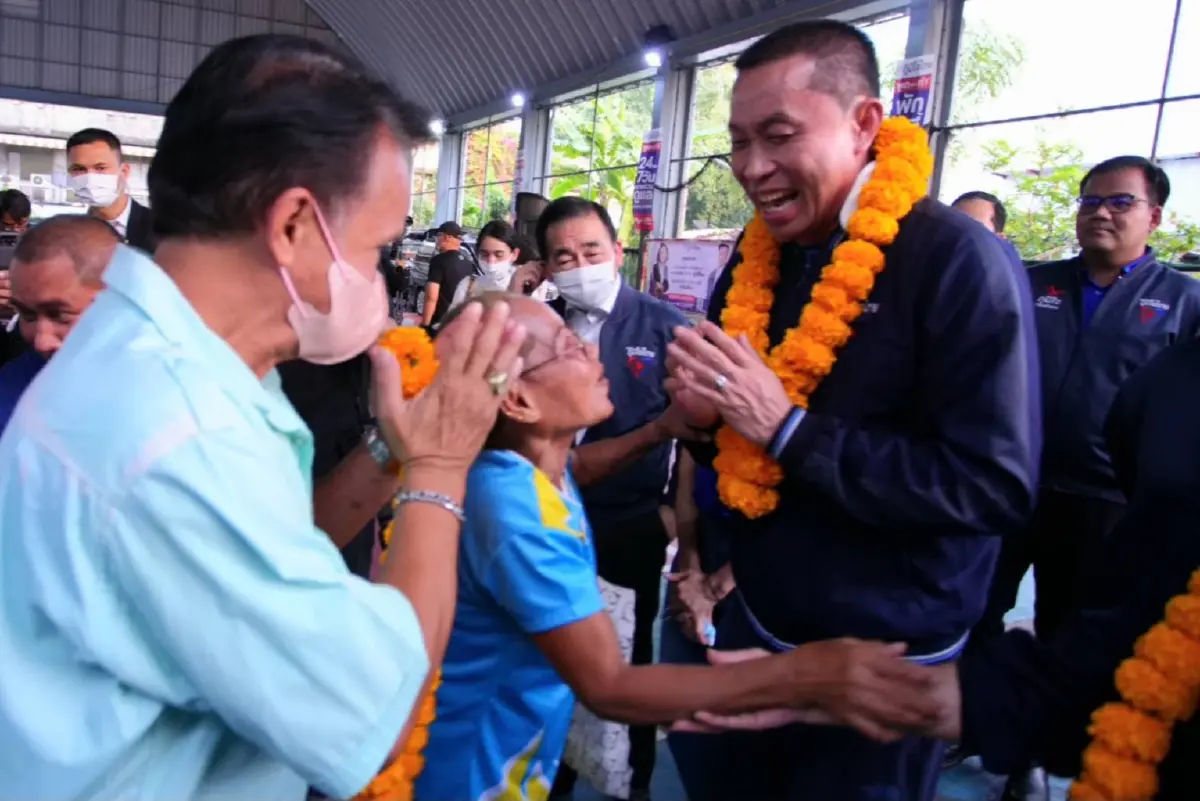 “ศักดิ์สยาม” ขอชาวคลองเตย เลือก “กรณิศ” ชู นโยบายพักหนี้ 3 ปี