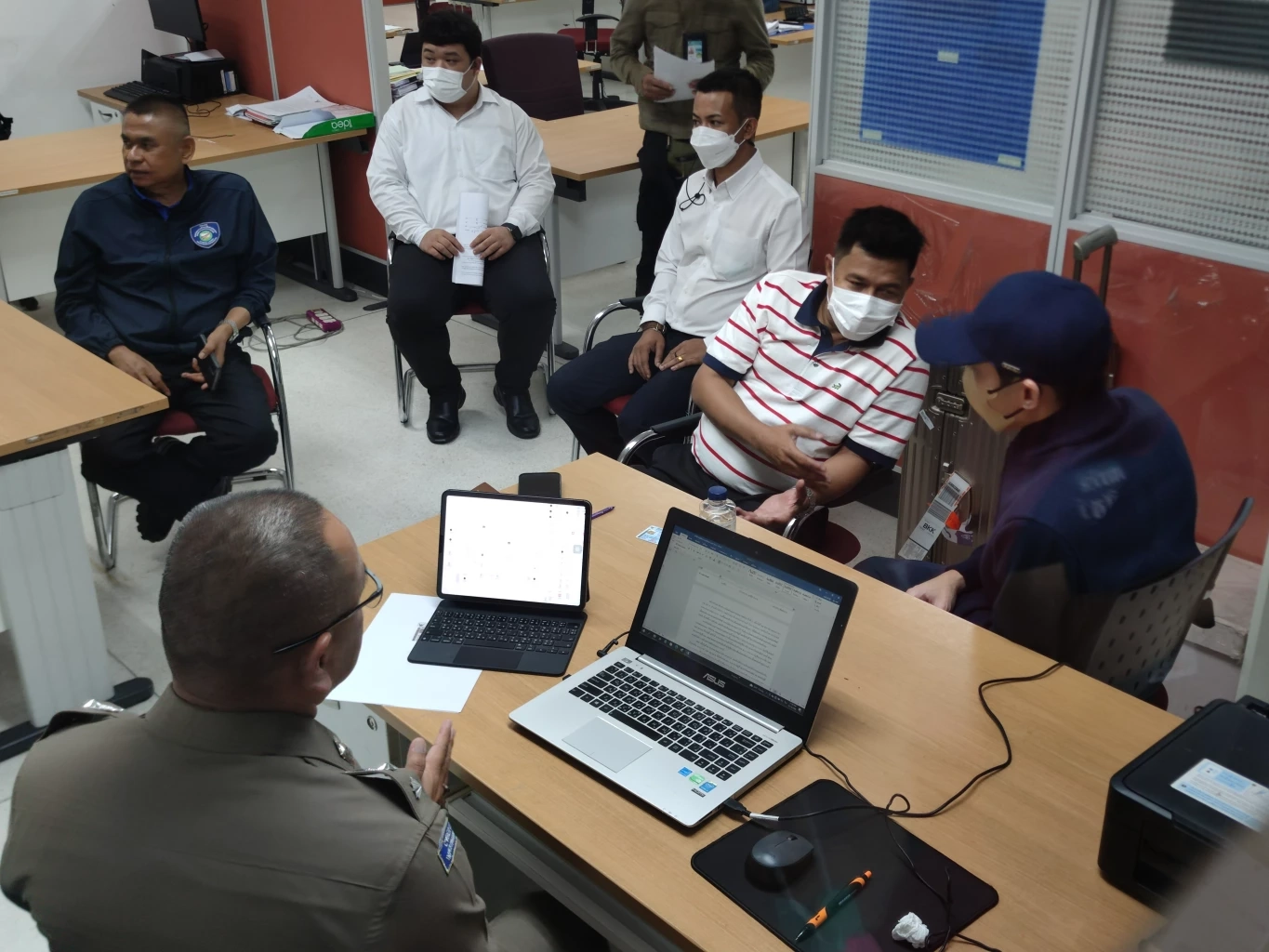 คุมตัว "เบนซ์ เดม่อน" ขัง สน.ทุ่งสองห้อง เตรียมส่งศาลอาญาเช้านี้