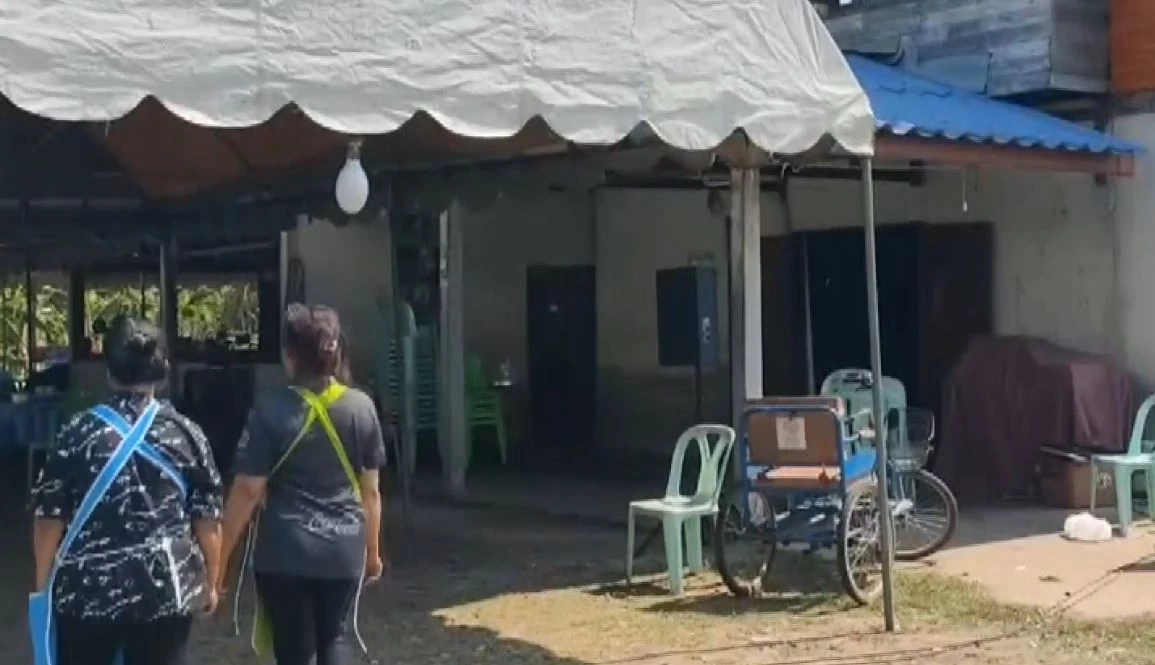 หนีตายวุ่น! แก๊งโจ๋กว่า 30 บุกปาระเบิด ยิงปืน ขว้างดาบ ป่วนงานศพ