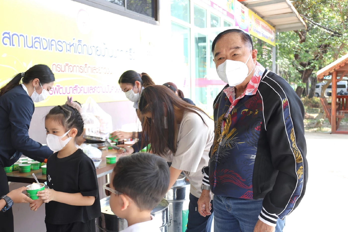 "ลุงป้อม" ควงหลานๆ ร้อง "ทรงอย่างแบด" (มีคลิป)