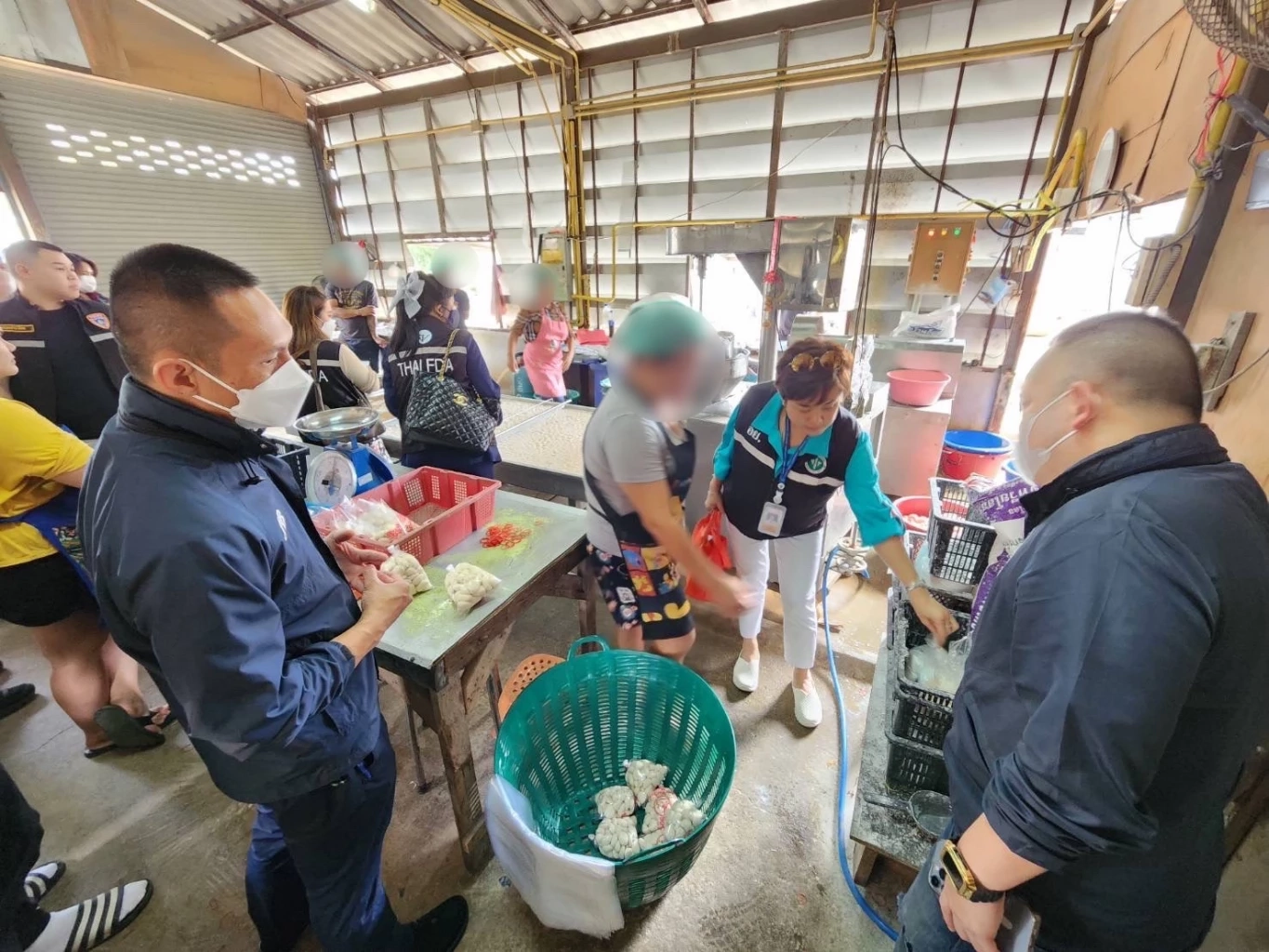 ปคบ. บุกทลายโรงงานลูกชิ้นเถื่อน ผสมสารบอแรกซ์ ส่งขายทั่วกรุง