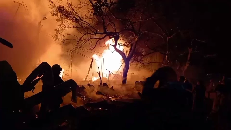 ไฟไหม้บ้านพักคนงานโรงไม้เก่า ย่านราษฎร์บูรณะ ลามบ้านไม้อีก 5 หลังวอด