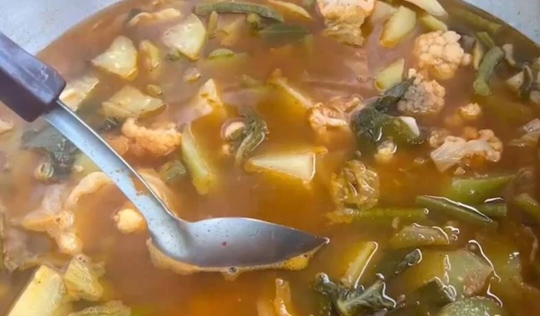 เมนูแกงส้ม ร้านเจ้เฮียง ข้าวแกงหม้อใหญ่ จ.อ่างทอง