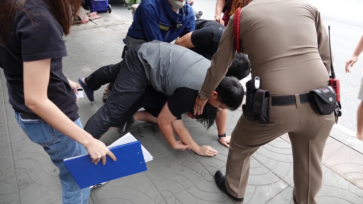 รวบอดีตทนาย ปลอมโปรไฟล์หล่อหรู ลวงสาวผ่านแอปฯหาคู่ หลอกเงินหมดตัว (มีคลิป)