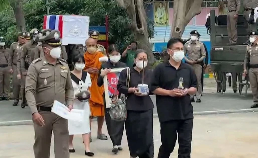 พิธีรดน้ำศพ สายตรวจปากช่อง รอง ผบ.ตร. ชื่นชมจิตวิญญาณ ร่วมแบกโลงบรรจุร่าง