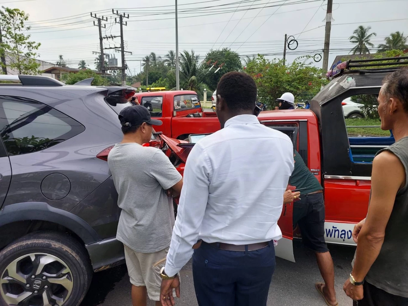 รถสองแถว นร. ชนท้ายเก๋งครูสอนภาษา ที่เลี้ยวตัดหน้า เด็กเจ็บระนาวนับสิบ