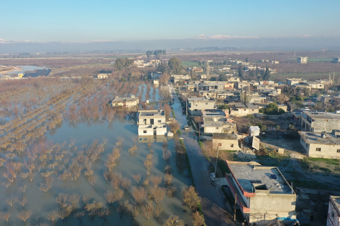 น้ำท่วมหมู่บ้านในจังหวัดอิดลิบของซีเรีย หลังฝนตกหนักและเขื่อนแตก