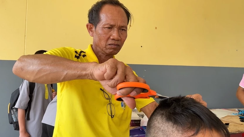 ครูเสถียรพงษ์ อติจรรยานุรักษ์ (เสื้อเหลือง) ครูในภาพที่กล้อนผมเด็ก