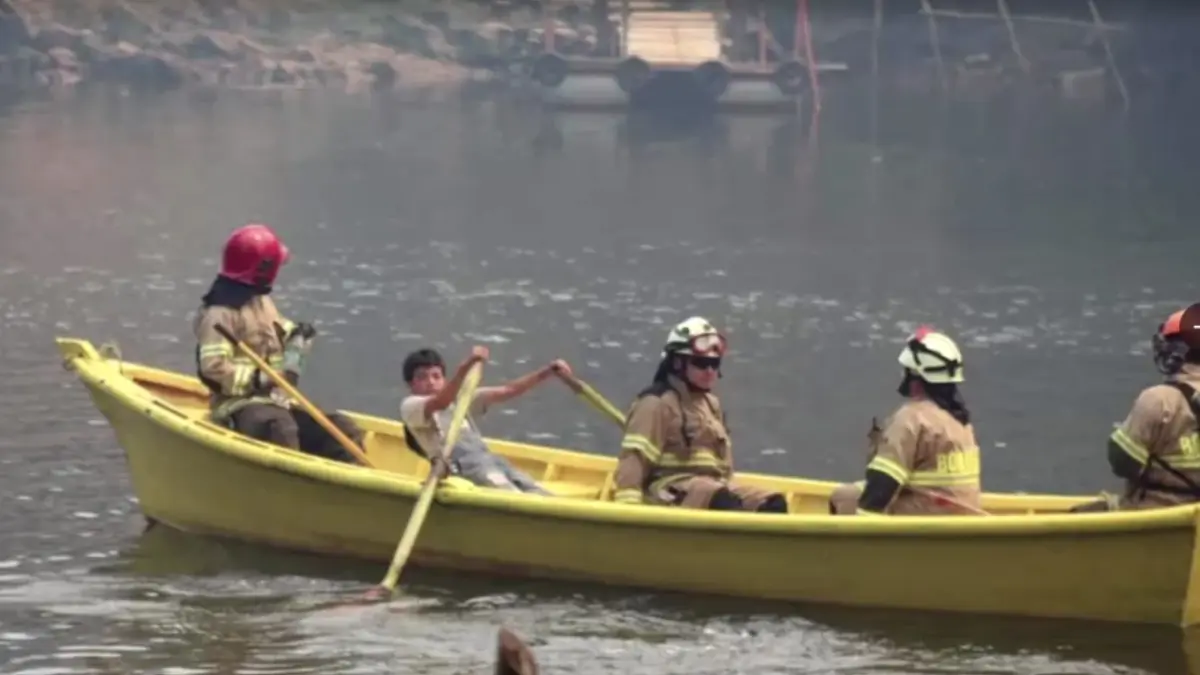 เด็กชายฮีโร่พายเรือส่งนักผจญเพลิงไปช่วยหมู่บ้าน