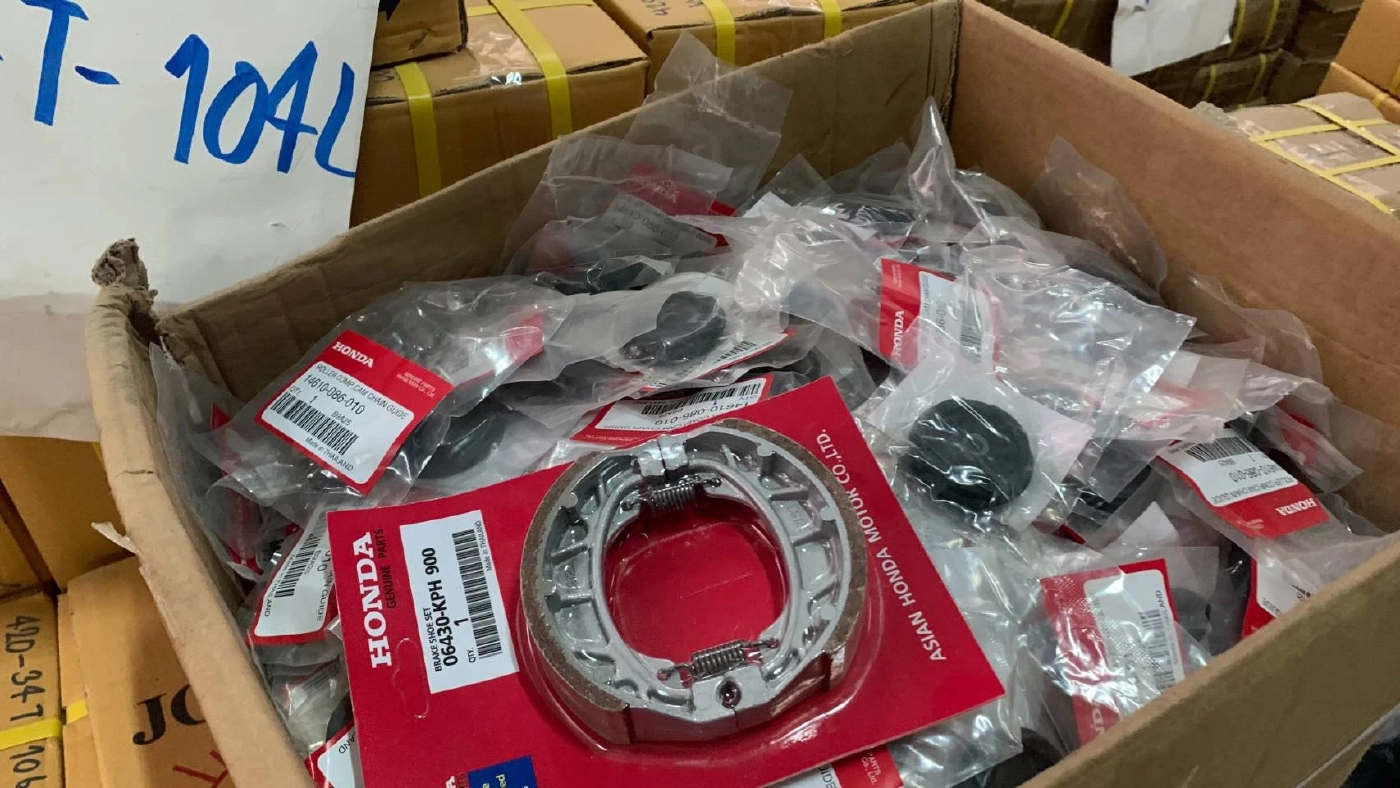 ปอศ. จับโกดังขายอะไหล่รถปลอม อ้างนายทุนจีน "หลิว เต๋อหัว" อยู่เบื้องหลัง