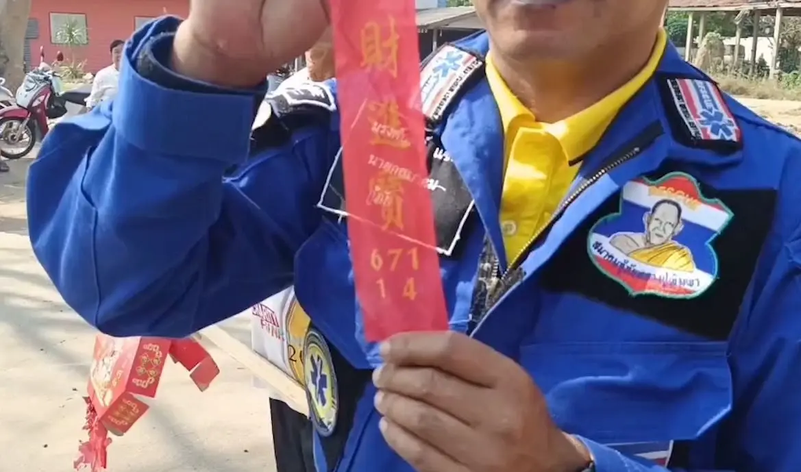 ชาวบ้านจุดประทัด-รำแก้บน ถวายหลวงพ่อแก่ หลังจับ "เจ้าบอด" จระเข้แสดงโชว์ได้