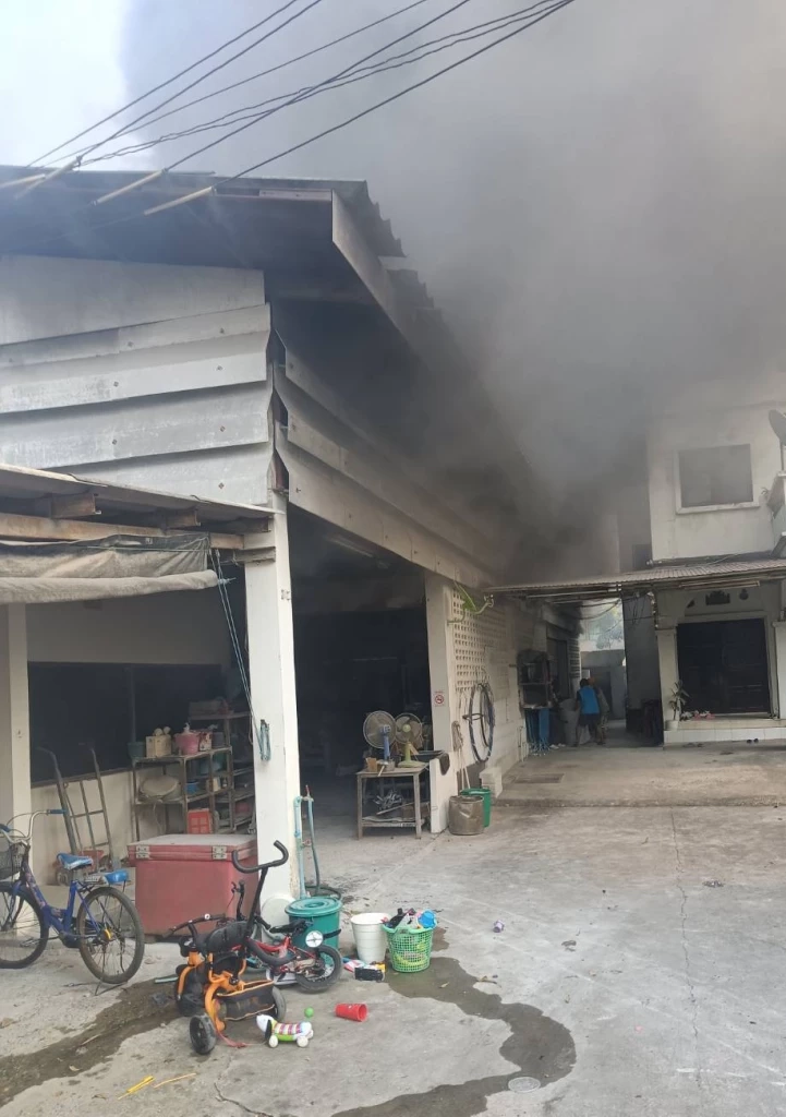 เพลิงไหม้โรงงานผลิตกระดุมพลาสติก รามอินทรา 79 ไร้เจ็บตาย