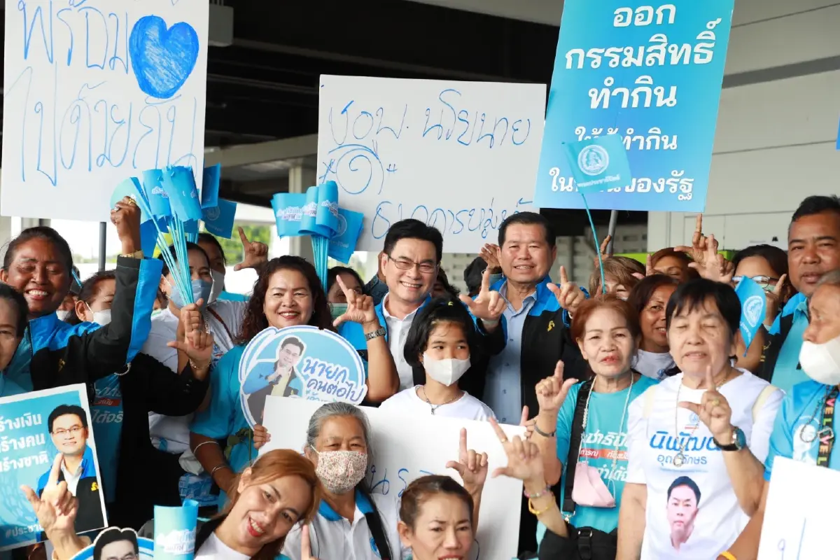 สนามบินหาดใหญ่แตก คนสงขลาแห่รับ "จุรินทร์" เชียร์เป็นนายกฯ คนต่อไป (มีคลิป)
