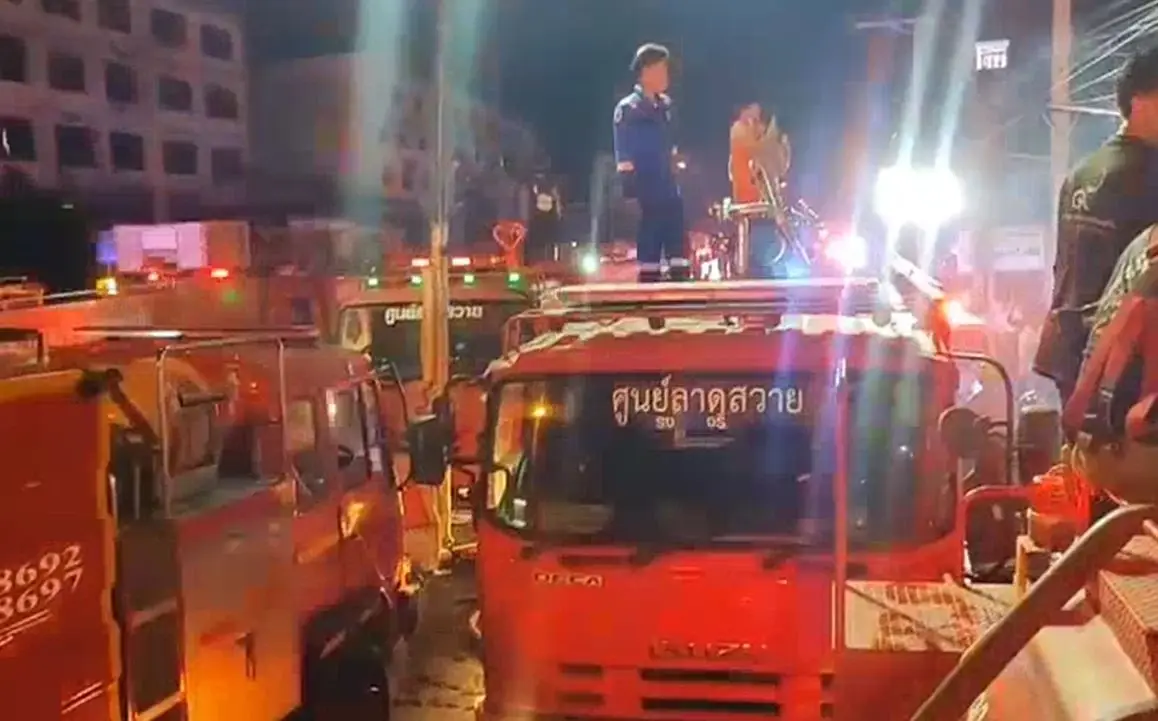 ไฟไหม้ร้านขายสี ย่านลำลูกกา ลูกเจ้าของร้านเพิ่งจบ ป.โท เสียชีวิตในห้องน้ำ