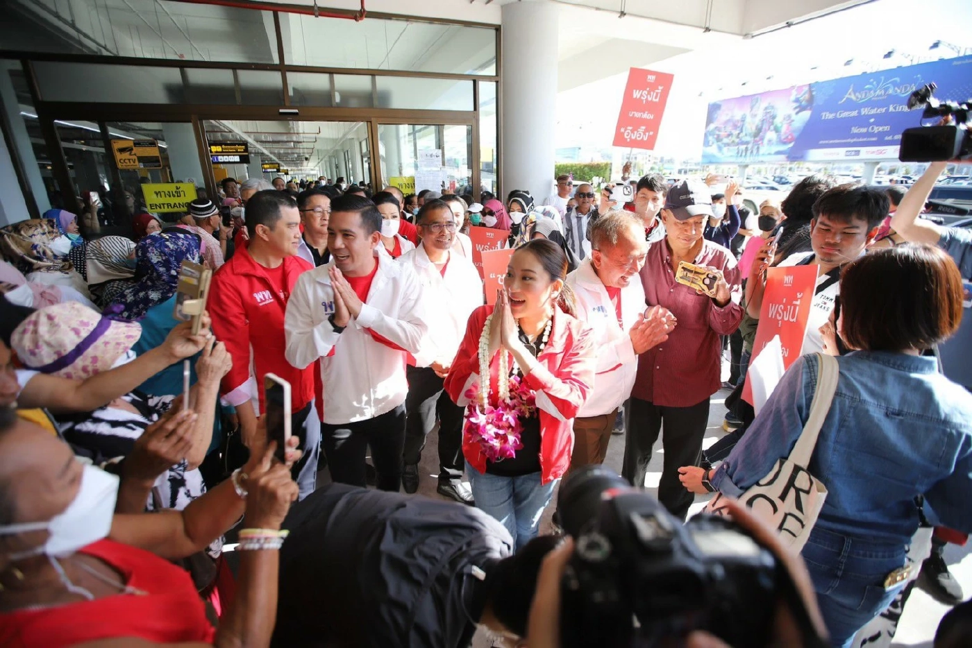 “เพื่อไทย” ลุยพื้นที่ภูเก็ต-พังงา โดนแม่ค้าเบรก ไม่ให้หาเสียงในร้าน 