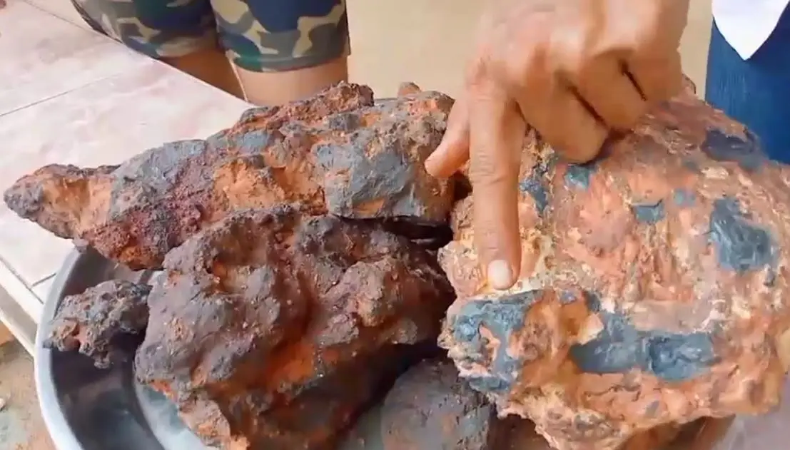 หนุ่มวัย 32 ขุดหน้าดินทำทาง พบหินประหลาดเชื่อเป็น "เหล็กไหล"