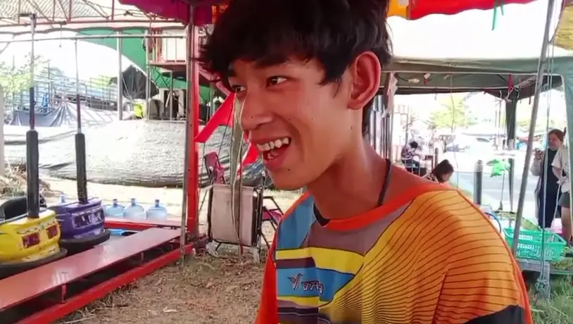 ​พนักงาน​ขายบัตรเครื่องเล่น