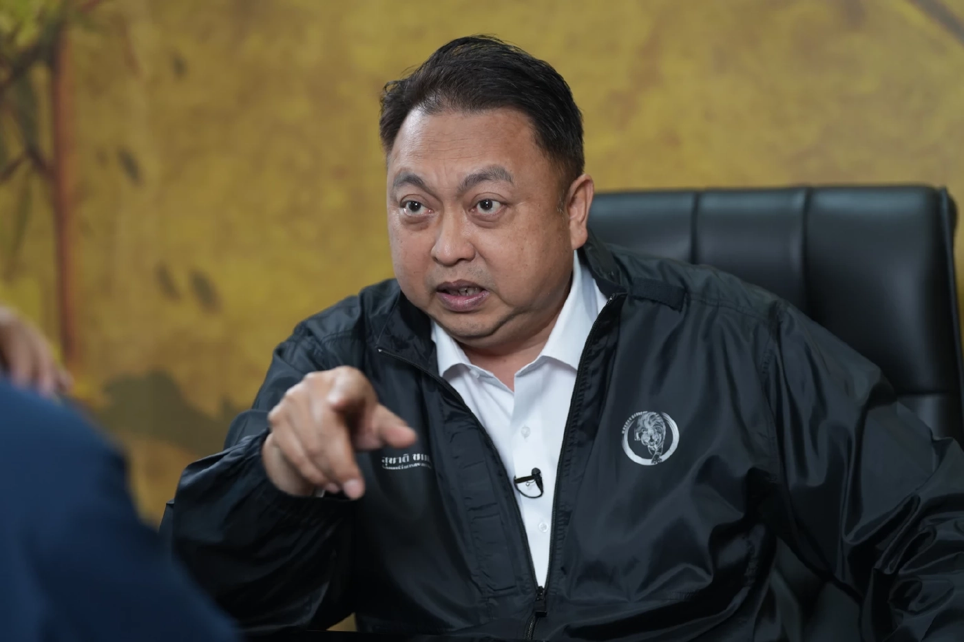 สุชาติ ชมกลิ่น  รมว.แรงงาน สังกัดพรรครวมไทยสร้างชาติ