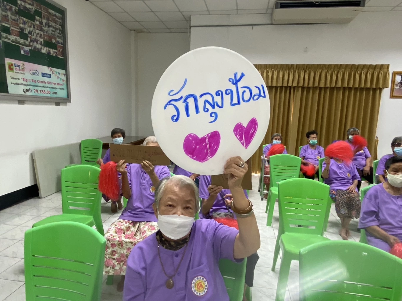 ยายปลื้มใจ "ลุงป้อม" ยืนยันผ่านวิดีโอคอล ไม่ทิ้งผู้สูงอายุ 