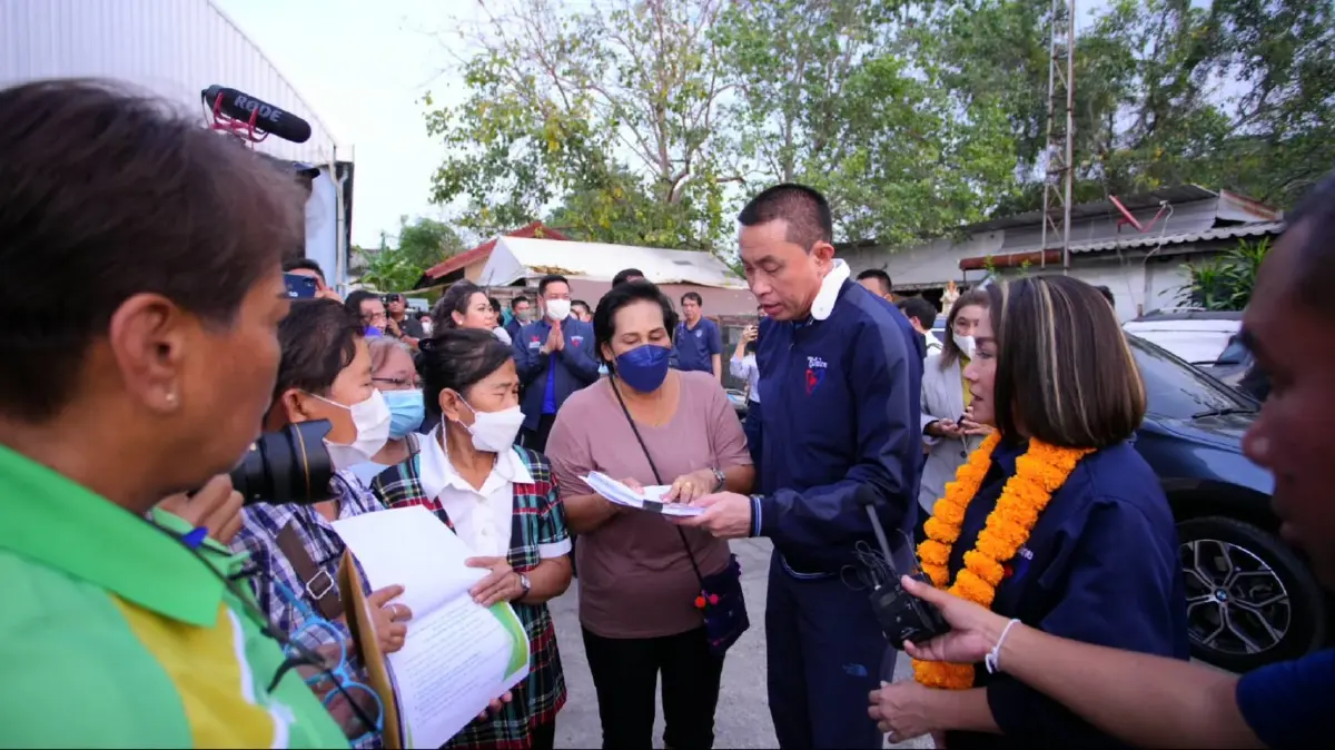 “ศักดิ์สยาม” ขอชาวคลองเตย เลือก “กรณิศ” ชู นโยบายพักหนี้ 3 ปี