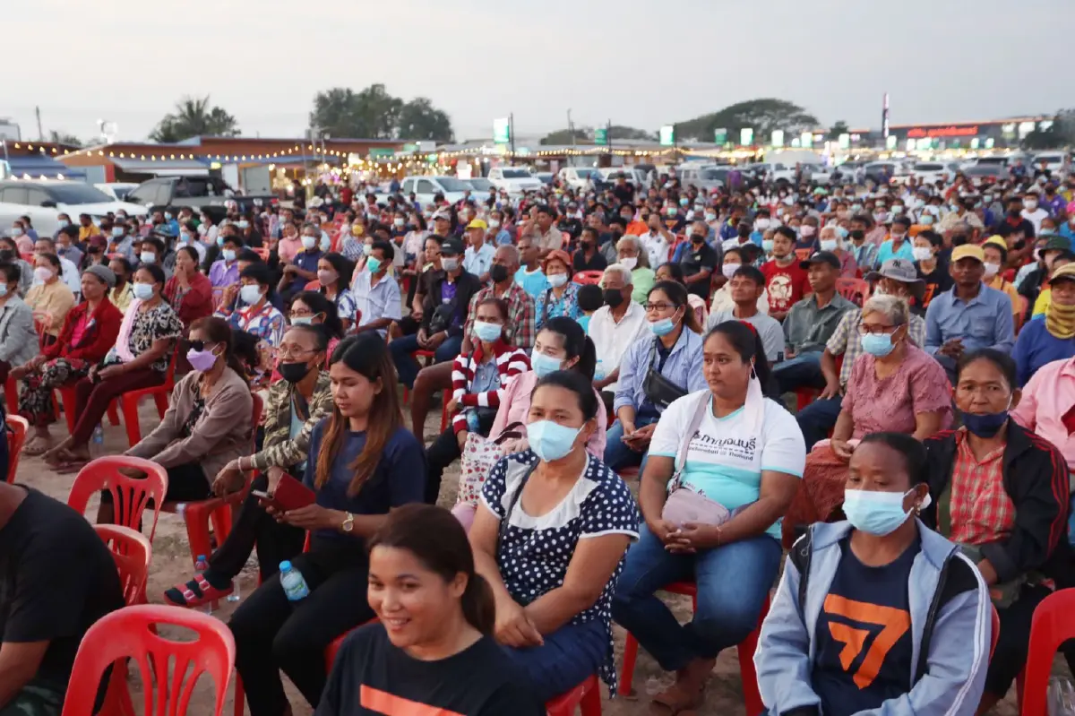 บริเวณลานคนเดิน บรรยากาศเนืองแน่นไปด้วยประชาชน และผู้สนับสนุนที่เดินทางมารับฟังการปราศรัยพรรคก้าวไกล