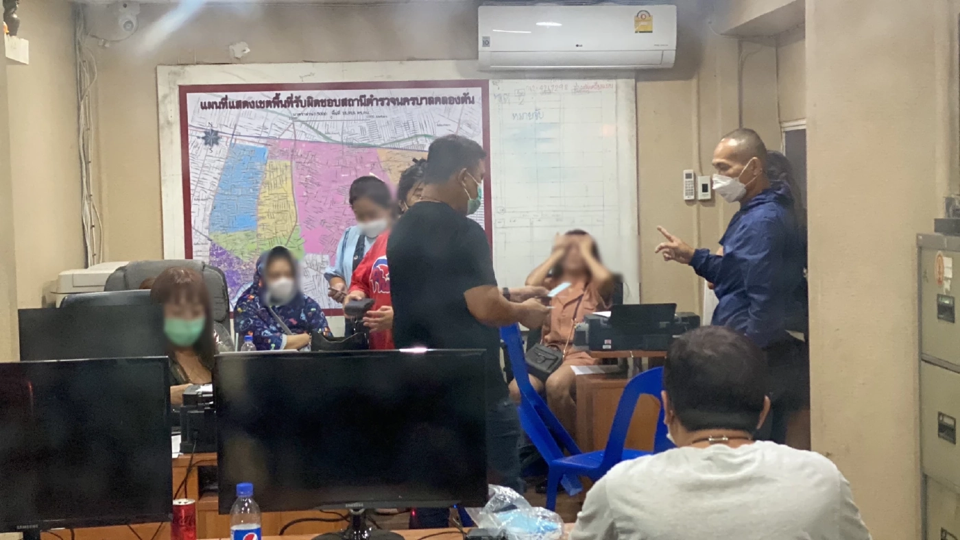 นครบาลบุกจับบ่อนไพ่ป๊อก เปิดเย้ยกฎหมาย รวบนักพนัน 50 ราย