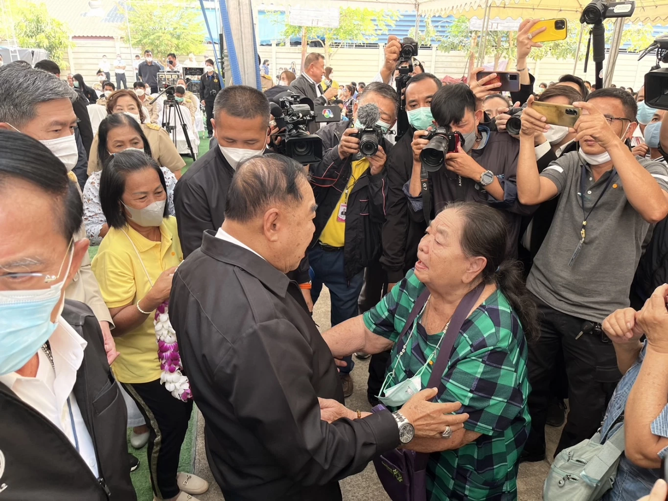 ฮอตมาก! “บิ๊กป้อม” ลุย “นครปฐม” ชาวบ้านขอกอด อวยพรให้เป็นนายกฯ