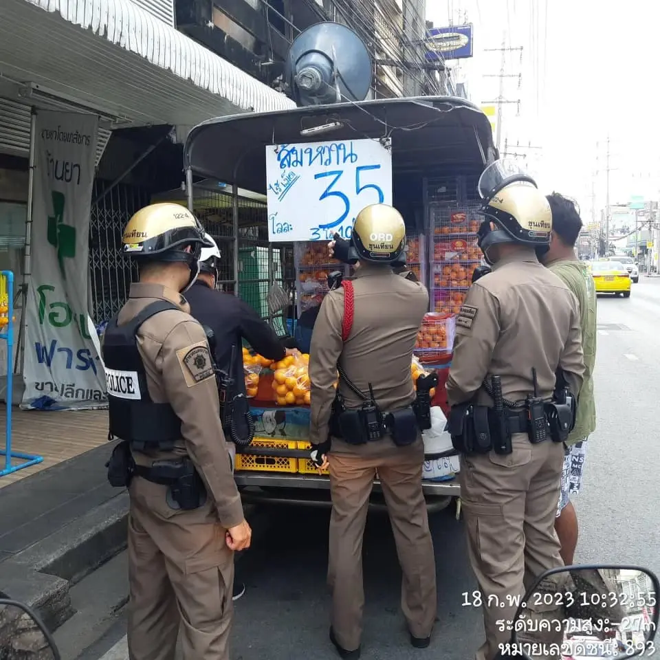ตร.บางขุนเทียน เข้าตรวจสอบรถขายส้ม หลังชาวบ้านแจ้งไม่ตรงปก