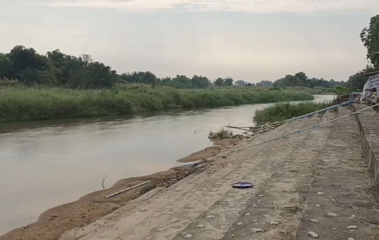 เจอแล้ว! จระเข้โผล่ริมแม่น้ำปิง ท่าทางหิวโซ เจ้าหน้าที่เร่งจับ