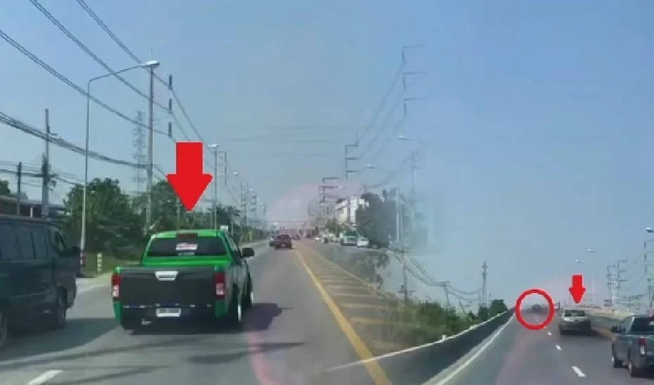 ตำรวจ สภ.พานทอง รวบ 2 โจ๋ ซิ่งกระบะ ประลองความเร็วบนถนนหลวง