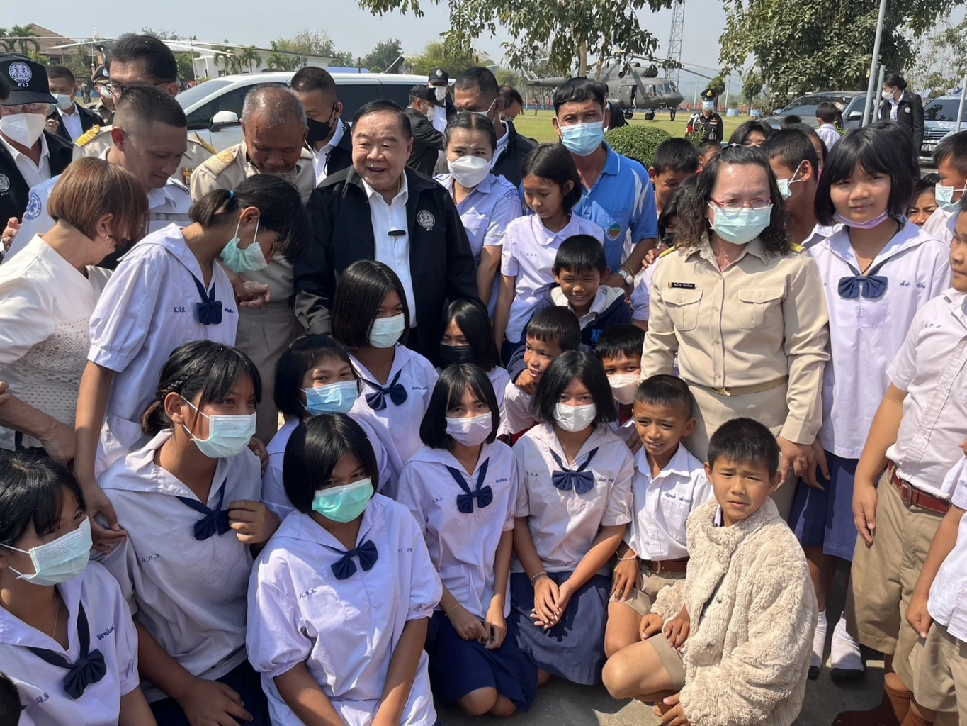 "ลุงป้อม" พล.อ.ประวิตร วงษ์สุวรรณ รองนายกฯและหัวหน้าพรรคพปชร. กลายเป็นขวัญใจวัยรุ่น