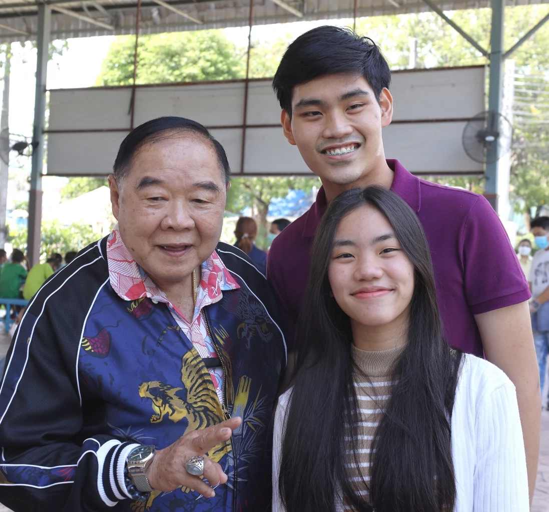 ลุงป้อม กับหลานๆ