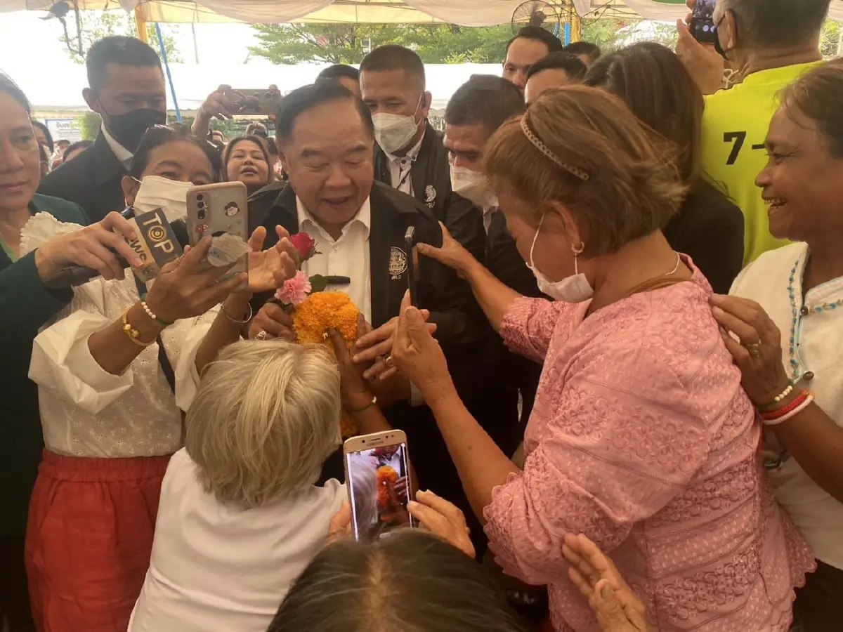 “ลุงป้อม”รุกหนัก!รับวาเลนไทน์ “มีลุงมีรัก” เปิดนโยบายปรองดองทุกเพศวัย
