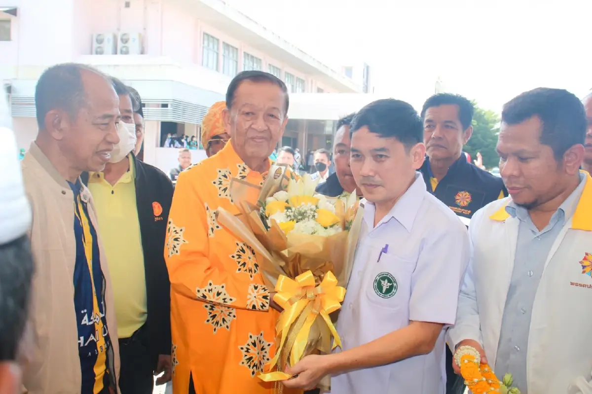 "วันมูหะมัดนอร์ มะทา" มอบดอกไม้ให้กำลังใจ "หมอสุภัทร" ย้ายมารพ.สะบ้าย้อย วันแรก