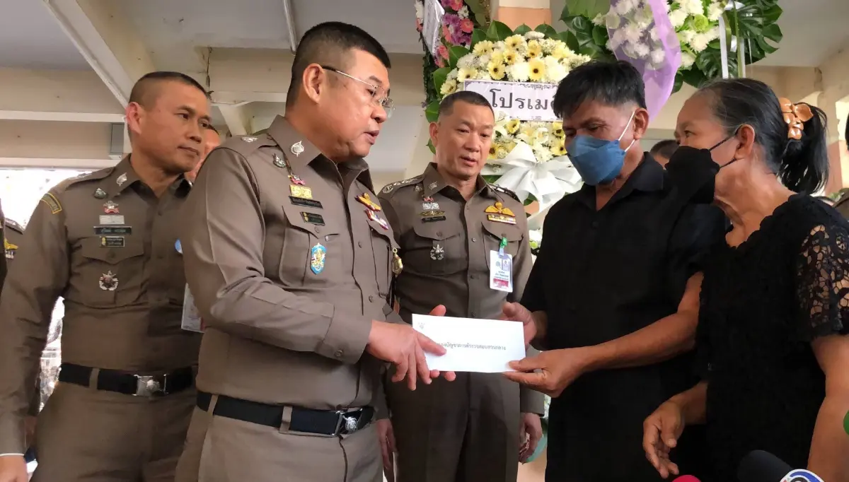 ผบ.ตร. รดน้ำศพ-มอบเงินช่วยเหลือครอบครัว "หมู่หนุ่ม" ยกเป็นตัวอย่างปรับปรุงยุทธวิธี