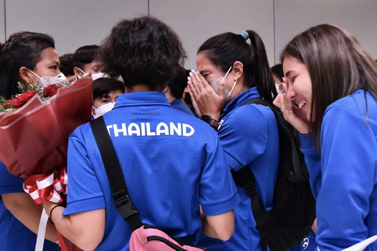 "ชบาแก้ว" กลับถึงไทยหลังชวดตั๋วบอลโลก "มิโยะ" ย้ำขอรับผิดชอบผลงาน