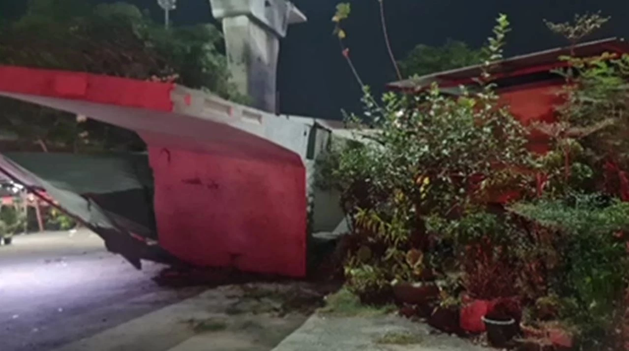 คานปูน น้ำหนัก 40 ตัน หล่นทับป้อมตำรวจทางหลวง สั่งหยุดก่อสร้างทันที