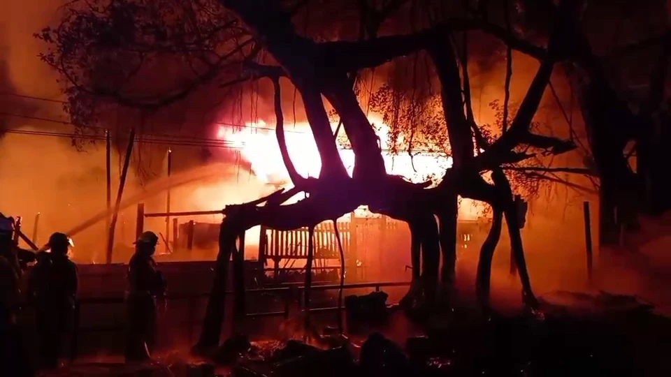 ไฟไหม้บ้านพักคนงานโรงไม้เก่า ย่านราษฎร์บูรณะ ลามบ้านไม้อีก 5 หลังวอด