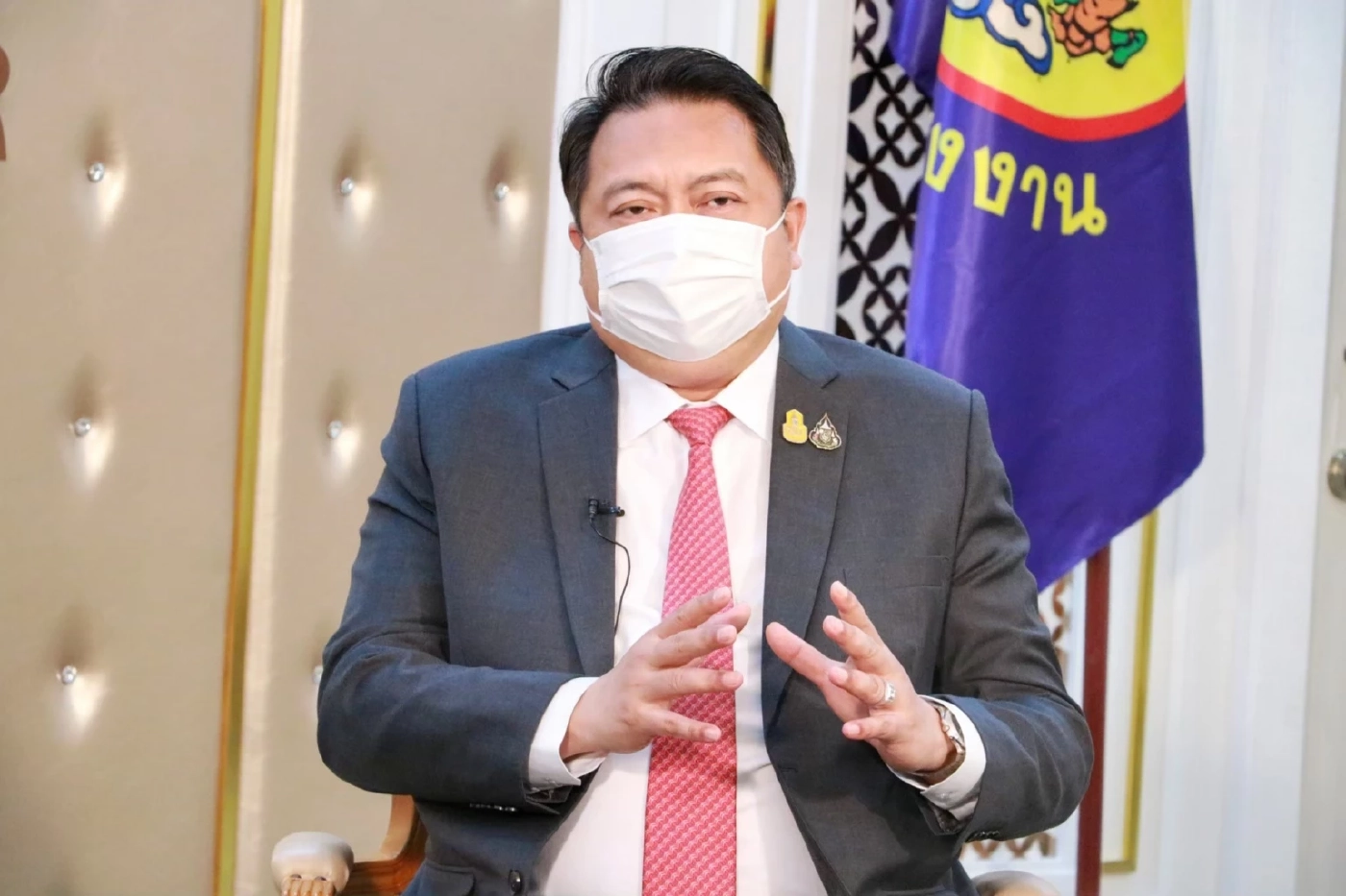 นายสุชาติ ชมกลิ่น รัฐมนตรีว่าการกระทรวงแรงงาน 