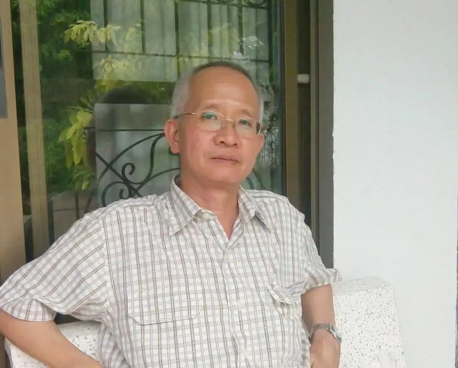 นายวีระ สมความคิด
