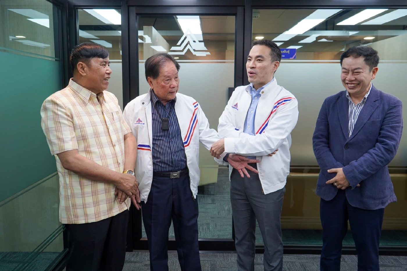 สัมพันธ์ เลิศนุวัฒน์ พาลูกสาว ศิรัมภา พร้อมทีมนักการเมืองเชียงราย สวมเสื้อ "รทสช."