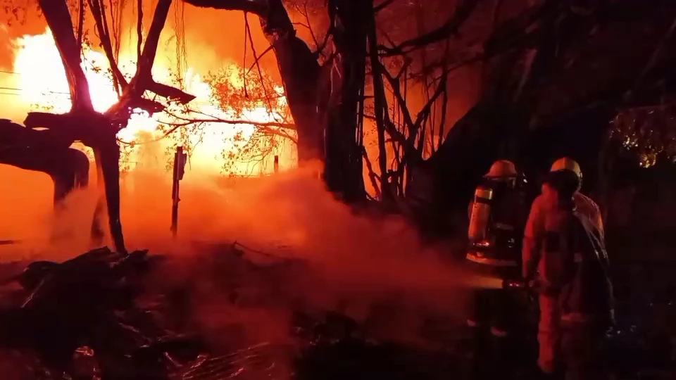 ไฟไหม้บ้านพักคนงานโรงไม้เก่า ย่านราษฎร์บูรณะ ลามบ้านไม้อีก 5 หลังวอด