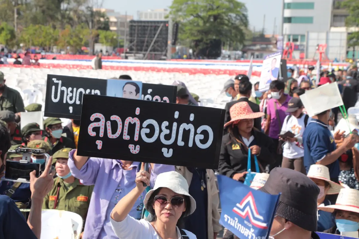 เวทีโคราช "รทสช." คึกคัก ปชช.พรึ่บทยอยฟังปราศรัย-รอรับ "บิ๊กตู่" (มีคลิป)