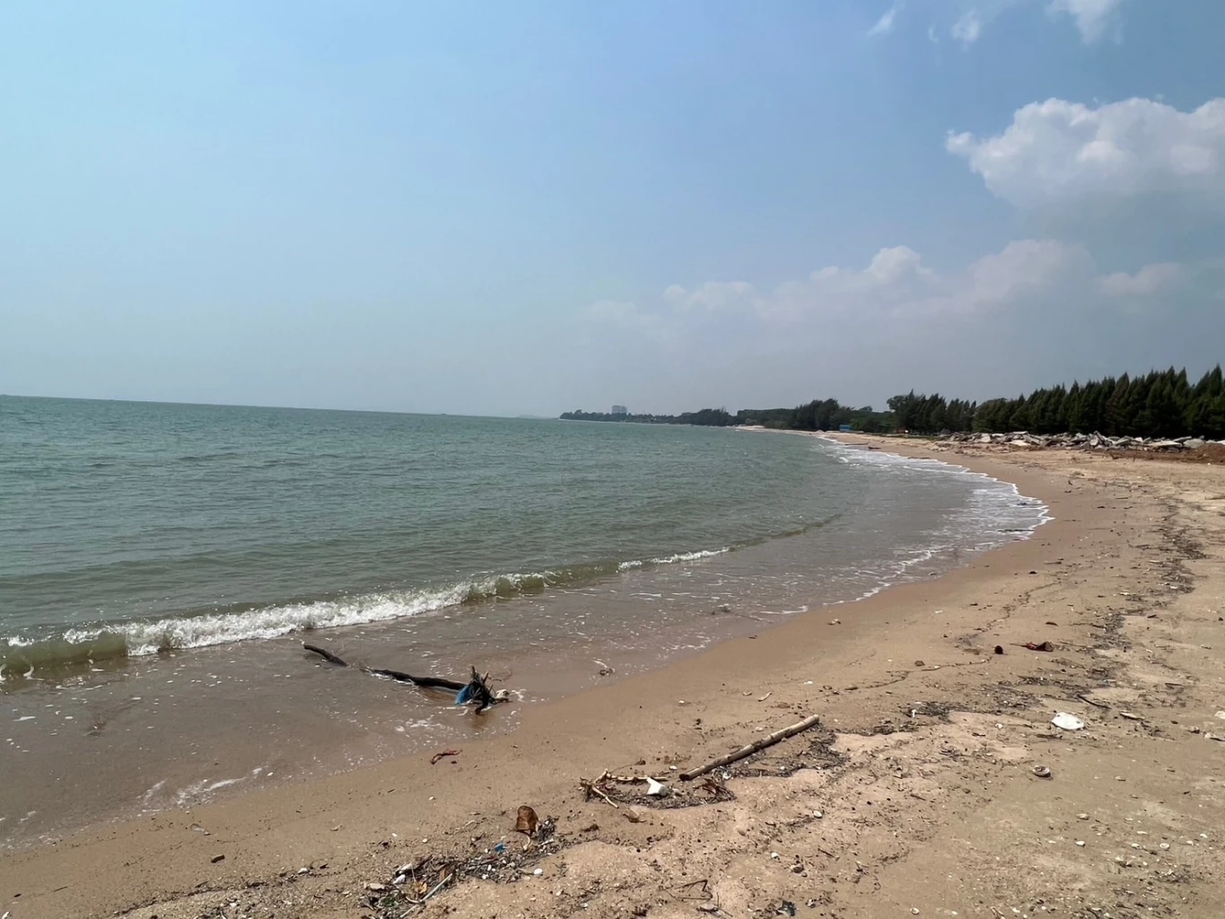 ชาวประมงผงะ เจอคราบน้ำมันลอยทะเลระยอง ศรชล. เร่งเข้าน้ำยากำจัดคราบ