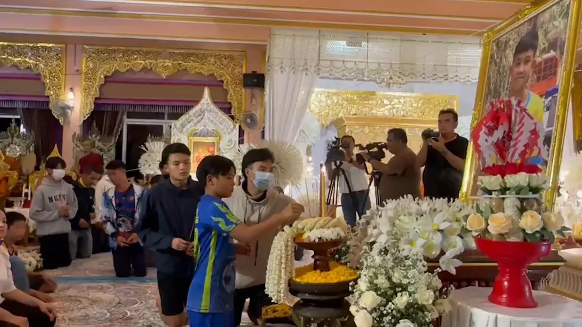 พ่อแม่-เพื่อนทีมหมูป่า สวดมนต์ บำเพ็ญกุศล เรียกขวัญให้ "น้องดอม"กลับบ้าน