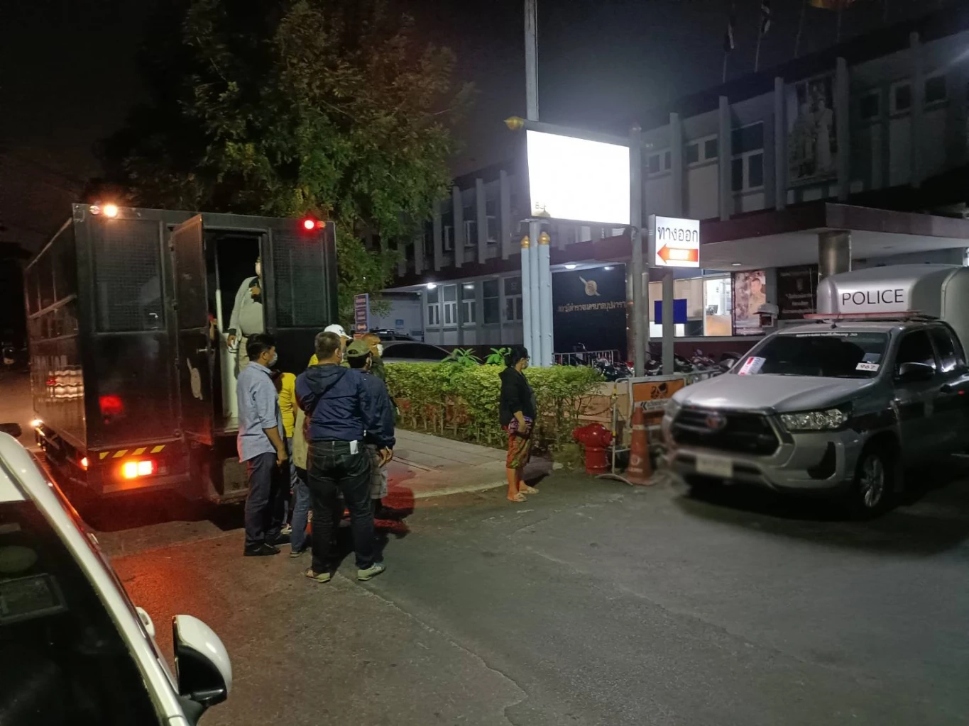 คุม 45 นักพนันไฮโล บ่อนตลาดพญาไม้ ส่งศาลธนบุรี หลังถูกจับกุมกลางดึก