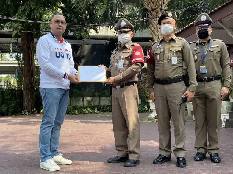 ภาพขณะทนายของ " นอท กองสลากพลัส" ยื่นหนังสือร้องขอความเป็นธรรม