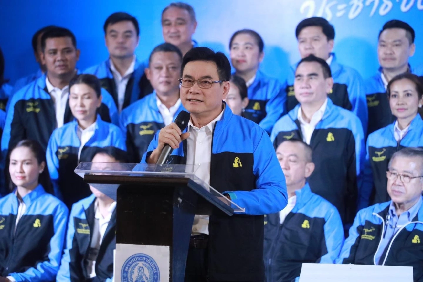 จุรินทร์  ลักษณวิศิษฎ์  รองนายกฯและหัวหน้าพรรคประชาธิปัตย์ 