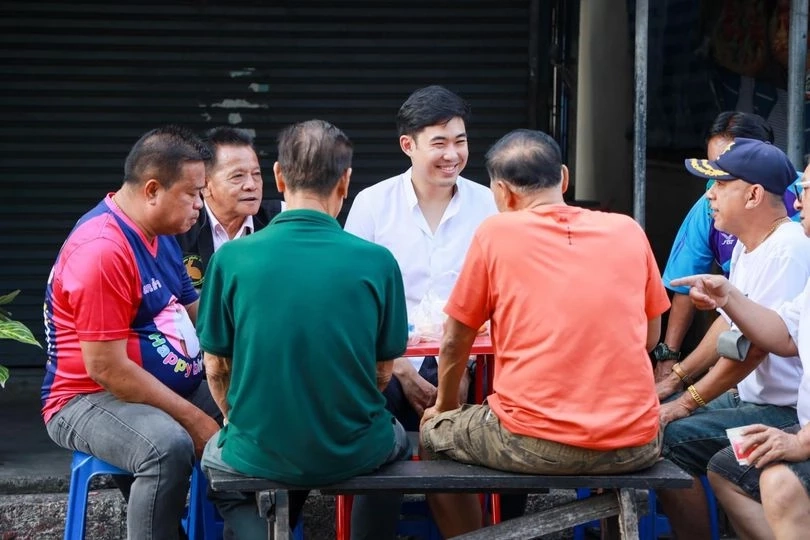 “เอิร์ธ” พงศกร ขวัญเมือง (เสื้อขาว)